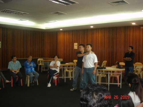Pertunjukan penjagaan keselamatan diri dalm seminar pada 26-4-2009